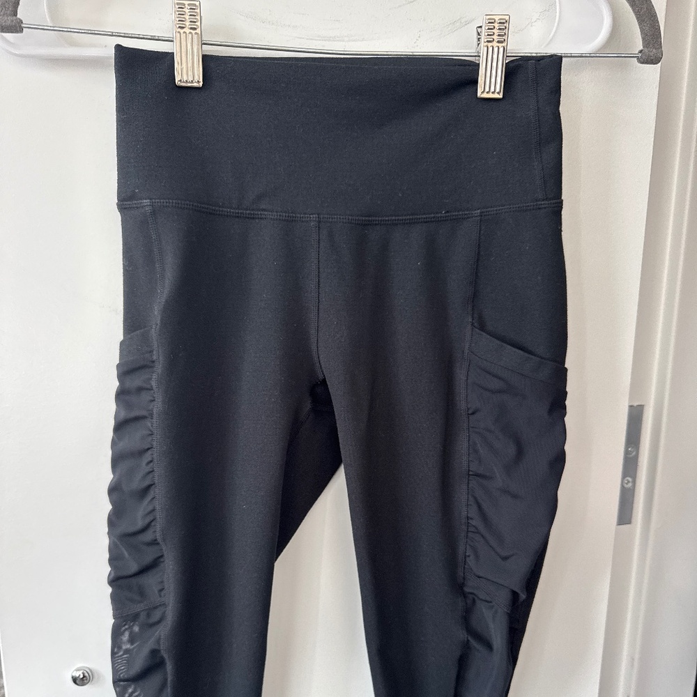 Fabletics size XS(0) black leggings with pockets and mesh bottoms